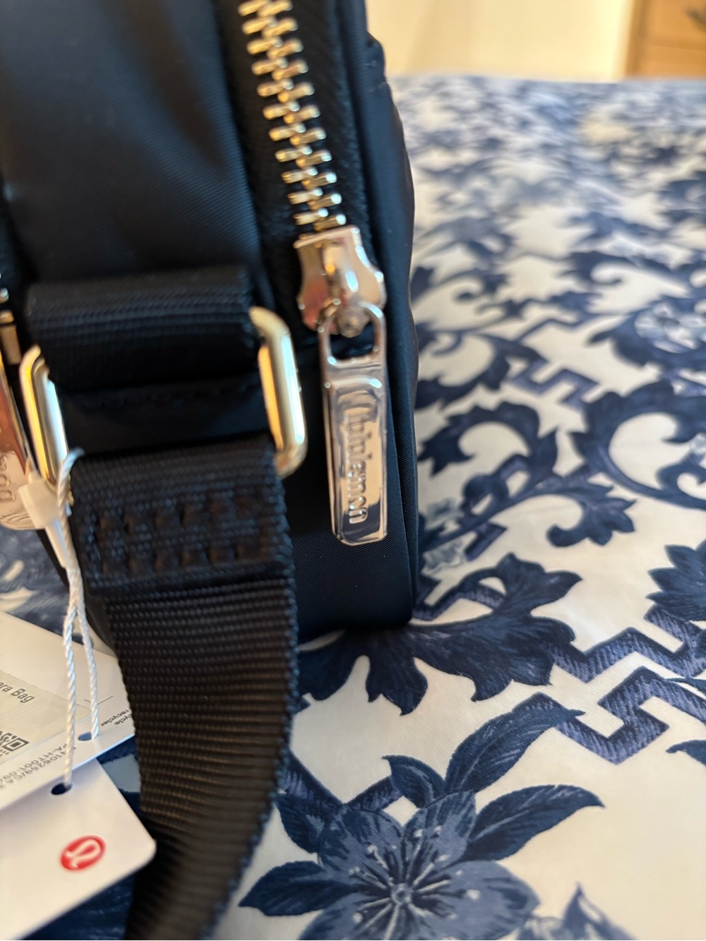 Lululemon Crossbody Camera Bag Black & Gold NWT - Picture 5 of 6